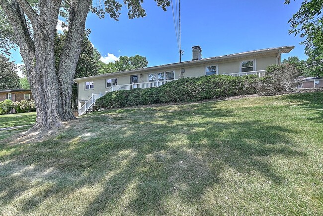 Photo - 4 Bedrooms 3 Baths Johnson City