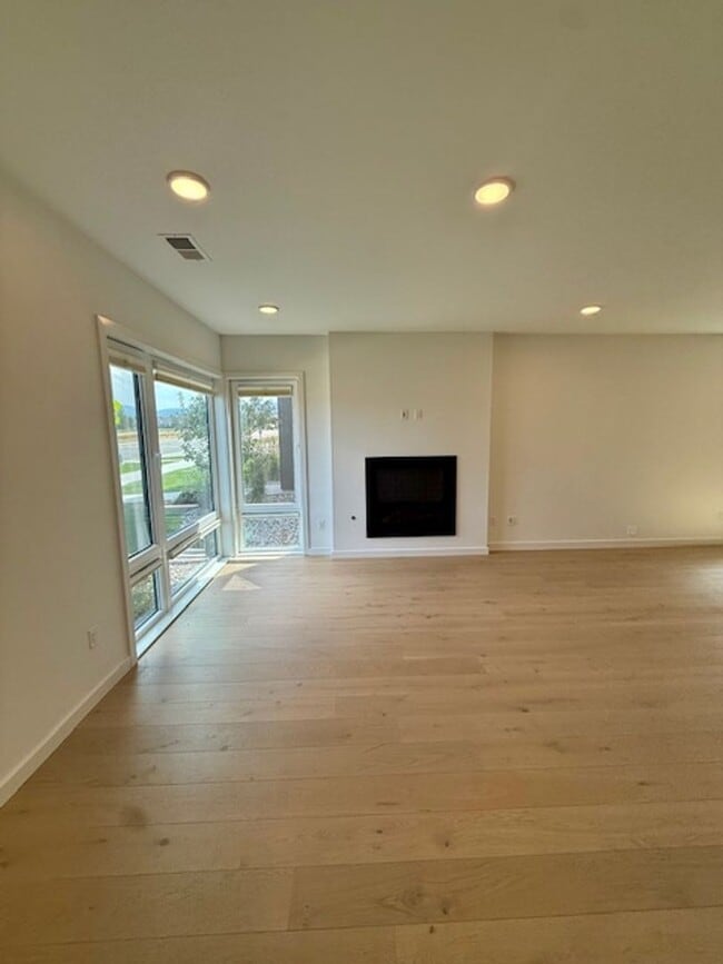 Photo - Single Family HOME with 3 Bedrooms 2 1/2 Bathrooms - Where Mountains meet you at upscale living!