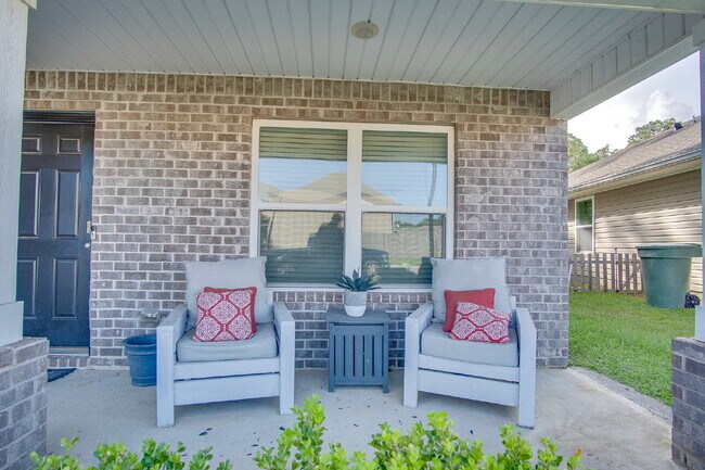 Photo - Season’s Savings! Spacious 5BR Near NAS – ... Apartamento