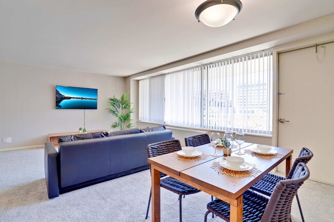 Photo - 2111 Richmond Hwy Unidad FL3-ID1022360P