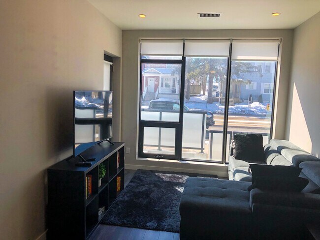 Photo - 690 King St W Unit 105