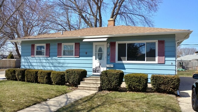 Building Photo - 3 Bedroom 1 Bath Adorable Cape Cod