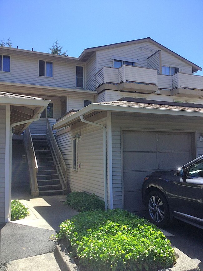 3 Bedroom Townhome in a desirable Silverda... - 3 Bedroom Townhome in a desirable Silverda...