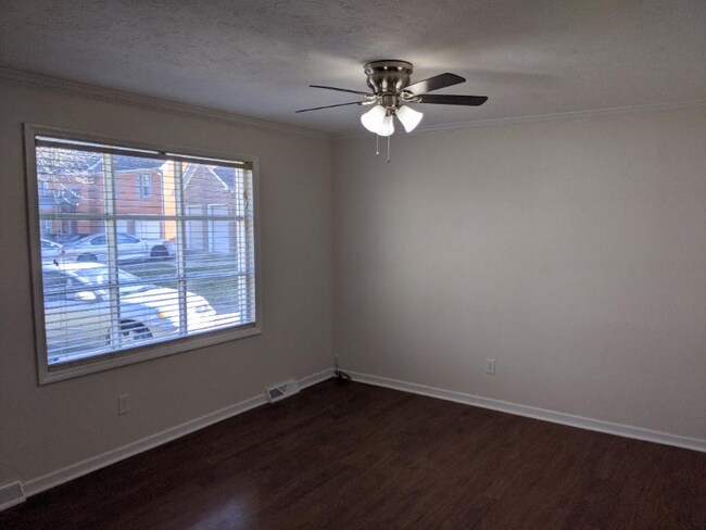 Photo - 487 Woodview Dr