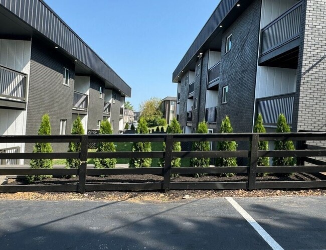 Building Photo - 209 Lakeshore Dr Unit 9