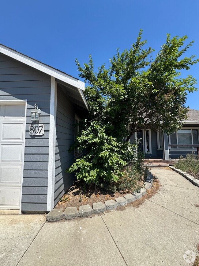 Building Photo - Spacious & Modern 3-Bedroom Home for Lease...