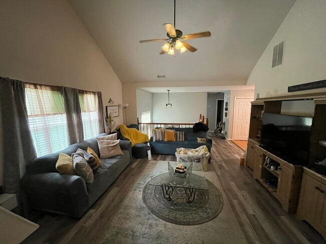 Photo - 103 Rosalie Way