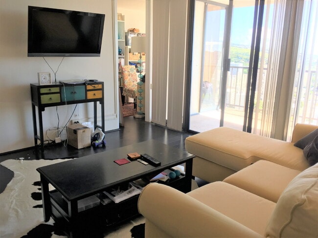 Building Photo - Spacious high floor 1BR/BA, 1pkg & Den - Makiki Unit 2901