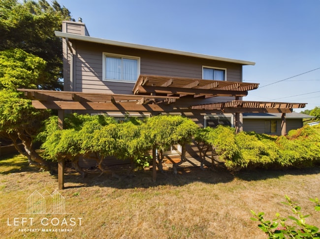 Photo - 890 SW 7th St