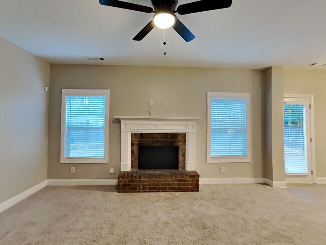 Photo - 400 Louise Way