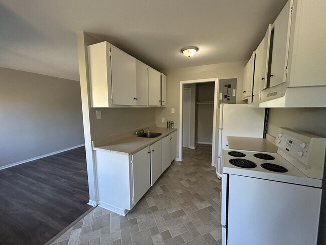 Building Photo - 15 Reading Crescent Unit 4