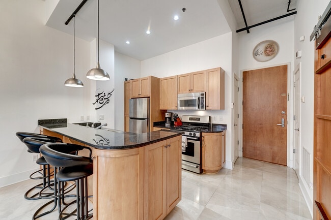 ¡Asientos en la isla de la cocina con lámparas colgantes de diseño!