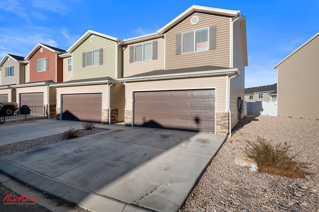 Building Photo - 3 Bedroom End-Unit Townhome in Cedar Bend – Great Cedar City Location