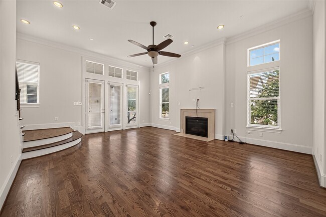Photo - 703 Live Oak St