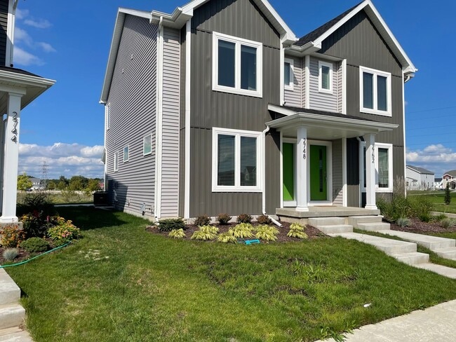 Building Photo - 2 bed / 2.5 bath townhouse in Fitchburg