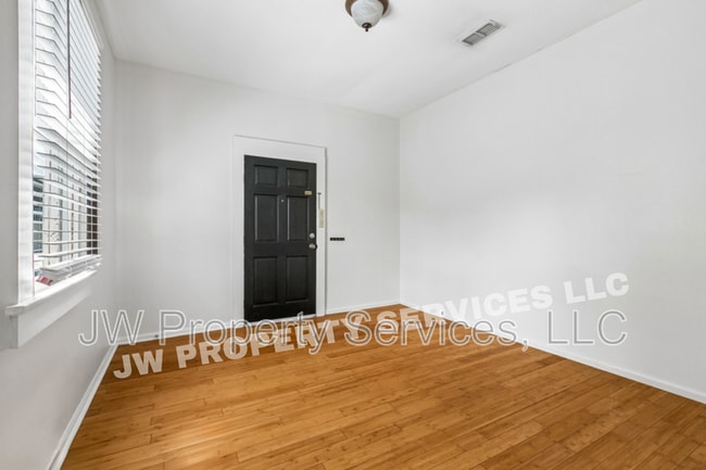 Photo - 1611 Hesiod St