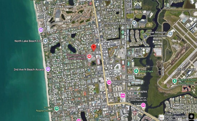 Ubicado a una cuadra al oeste de la autopista 41, a ocho cuadras de la playa y a diez minutos del centro de la ciudad. - 465 8th St N