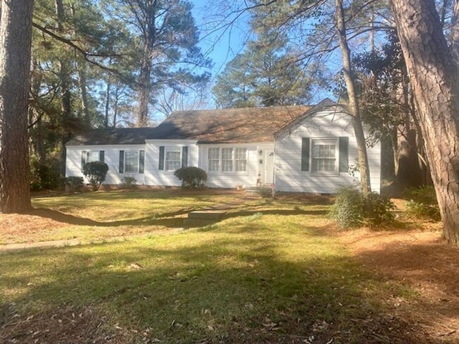 Building Photo - Large home located at 109 River Park Drive