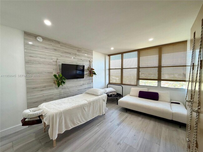 Photo - 7441 Wayne Ave Unidad 15J