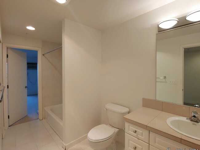 Photo - "Urban Living at Its Best: Spacious 2-Bedroom Retreat with Scenic Views!" Unidad 607