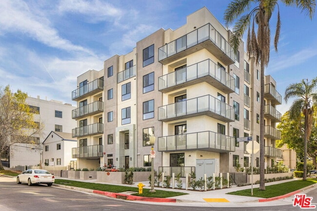 Building Photo - 2361 Fox Hills Dr Unit 201