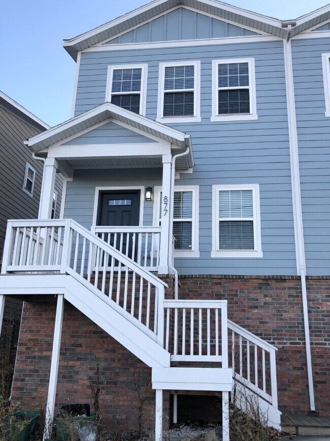 877 W North St