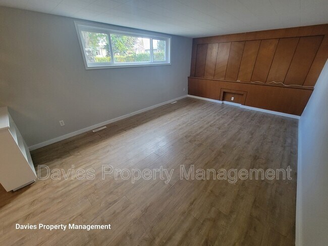 Photo - 12732-12787 87 St NW