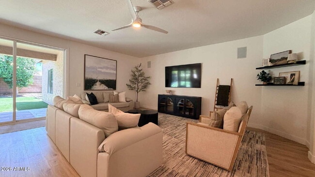 Photo - 1121 E Powell Way