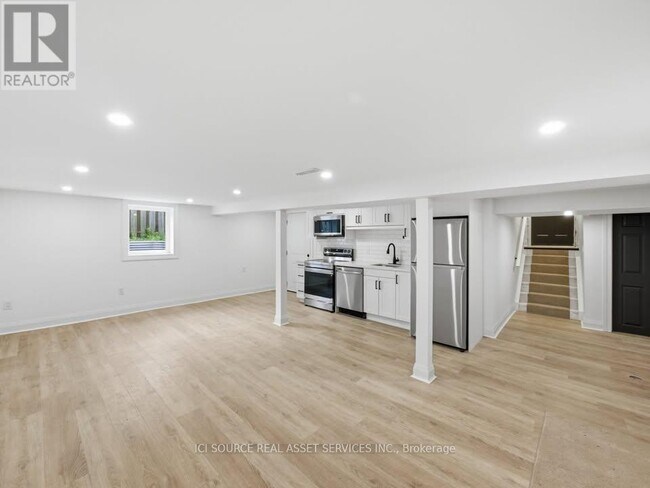 Photo - 647 Limeridge Rd E
