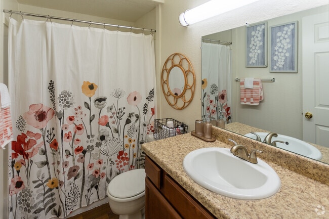 2BR, 2BA - 900 SF