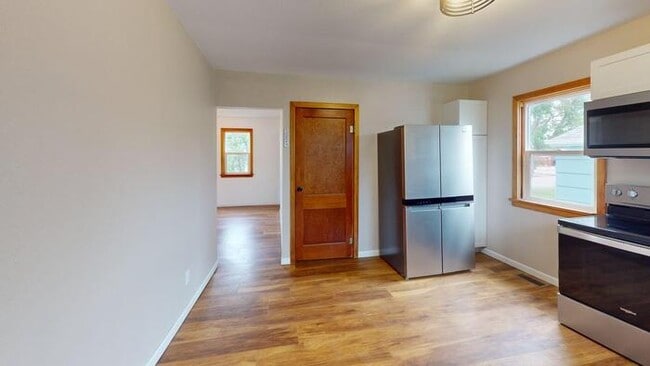 Photo - 202 E St S