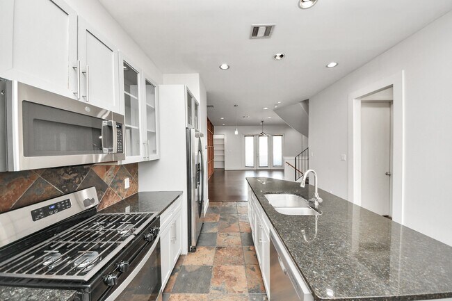 Building Photo - 2911 Chartres St