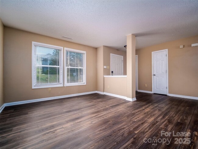 Photo - 910 Torsion Lane