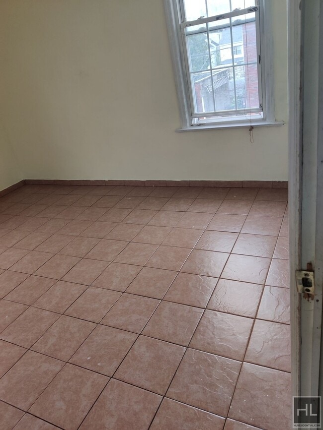 Photo - 103 AVENUE