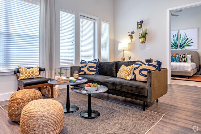 2BR, 2BA - 1015SF (Tyler) - Living Room