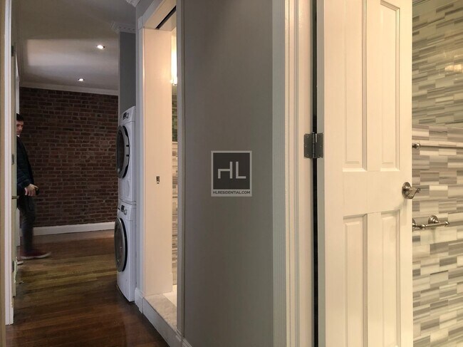 Photo - E 100TH ST. Unidad 2D