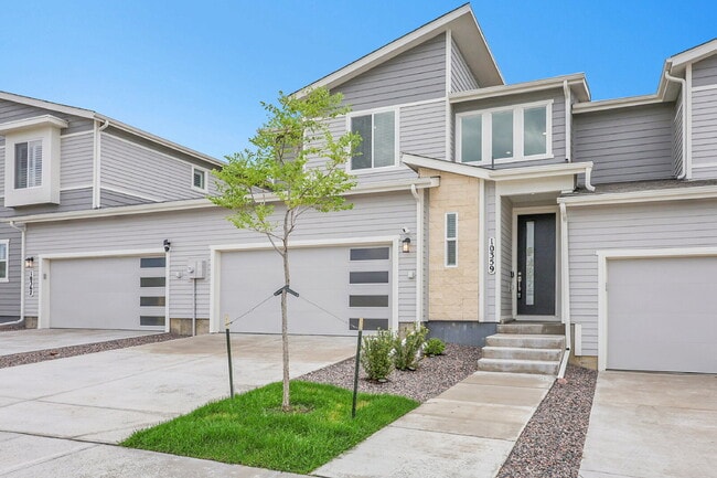 Building Photo - $2,090 - 2 Bed, 2.5 Bath Updated Townhome ...
