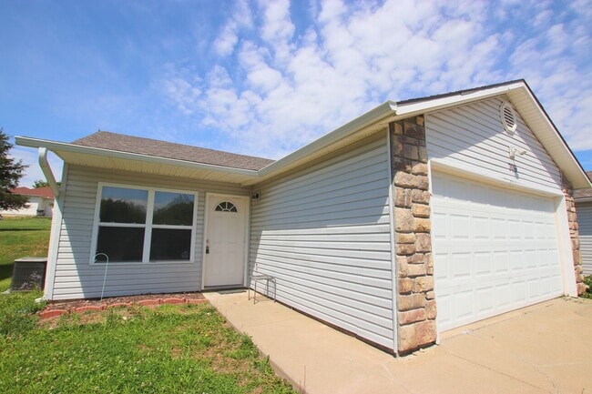 Building Photo - Fresh Duplex Living