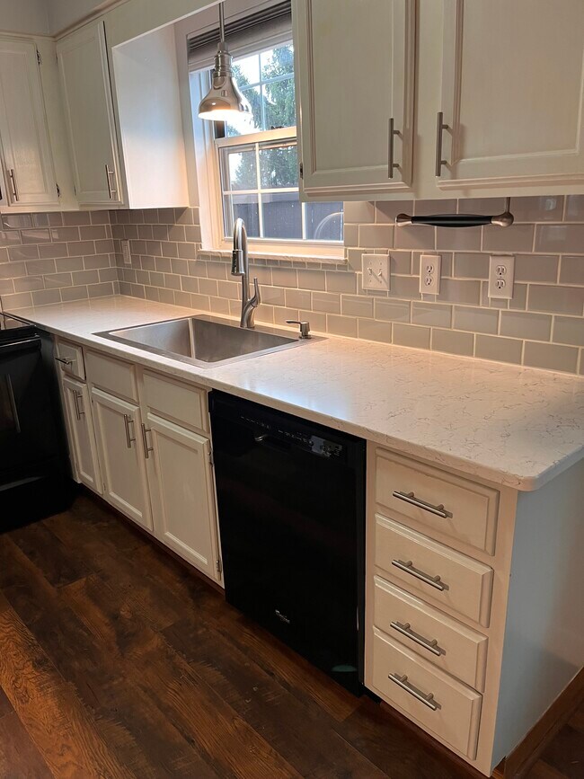 Quartz counter, subway tile, and large stainless steel sink - 1172 Worthington Woods Blvd Condo
