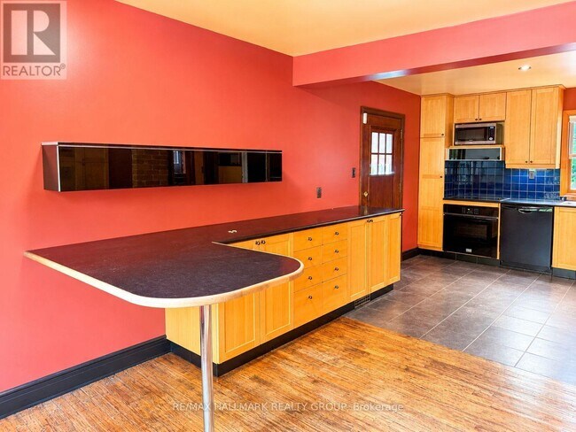 Photo - 3565 Albion Rd S