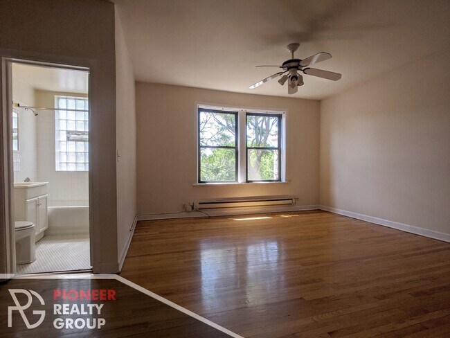 Photo - 1044 W George St