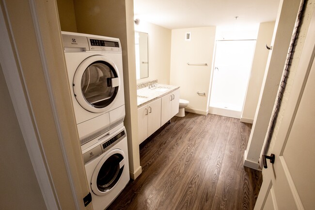 Model bathroom - The Shelby Apartments