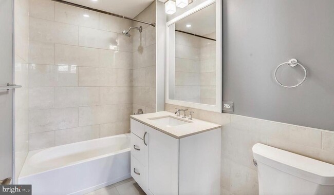 Photo - 4915 Hampden Ln Unidad 101