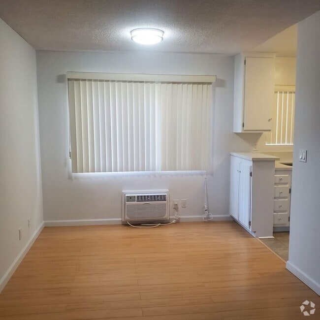 Building Photo - 2212 S Bentley Ave Rental