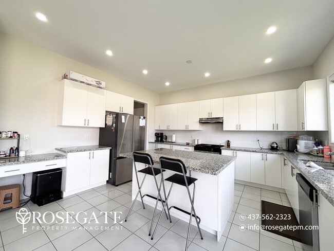 Photo - Luxury 4-Bedroom Upper-Level Home with Garage & 5 Parking – Innisfil Unit 1