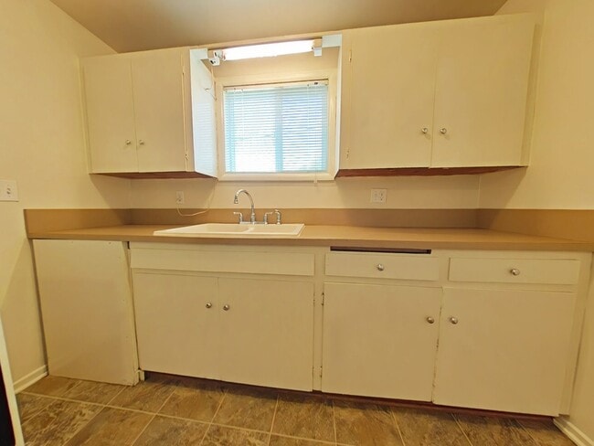 Photo - 1 Bedroom Apartment ~ Close to 9th Street ... Unit 960 NW Cleveland #6