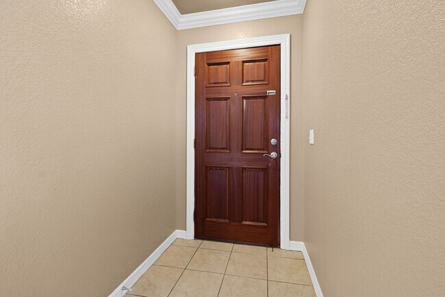 Photo - Updated Duplex in a perfect location! 6 Mi... Unidad 207