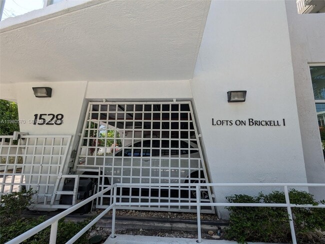 Building Photo - 1528 Brickell Ave Unit 104