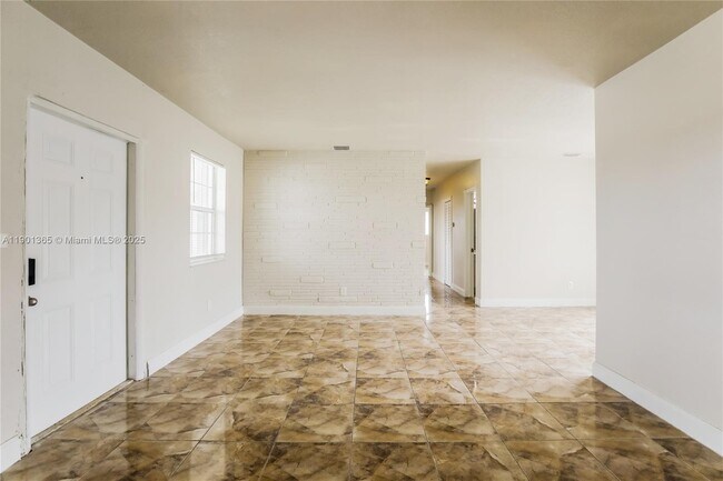 Photo - 900 NW 199th St