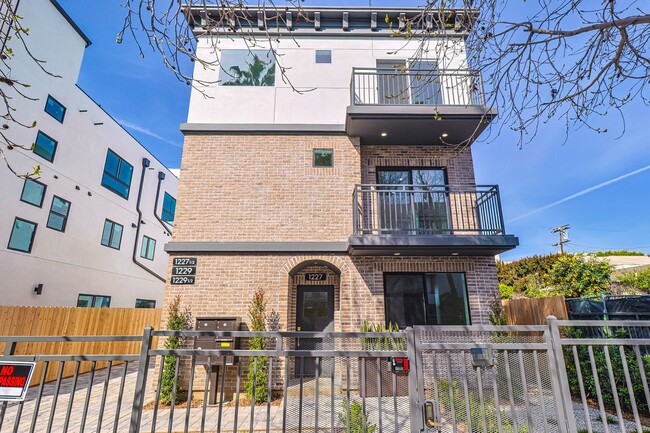 Building Photo - 1227 N June St Unit 1227 1/2 Rental